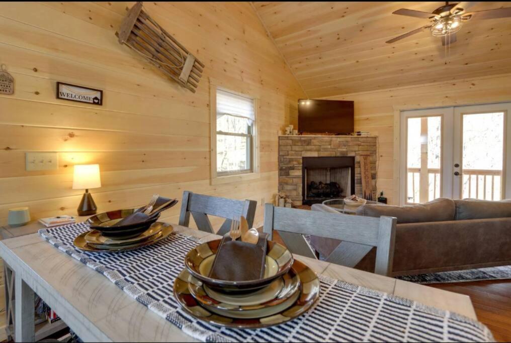 New Serene, Fun & Comfy Cabin- Covered Deck, Grill, Arcade Murphy Buitenkant foto